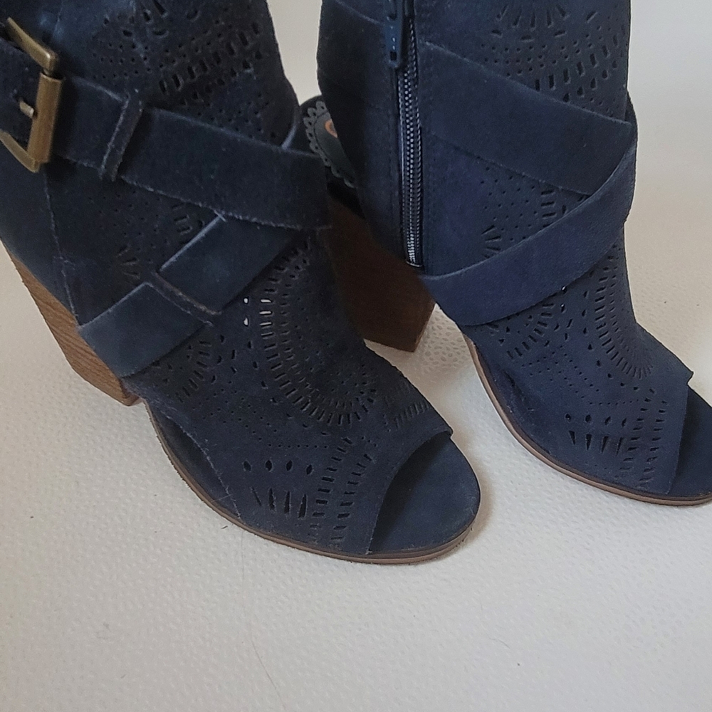 Sandals - Picture 3 of 3